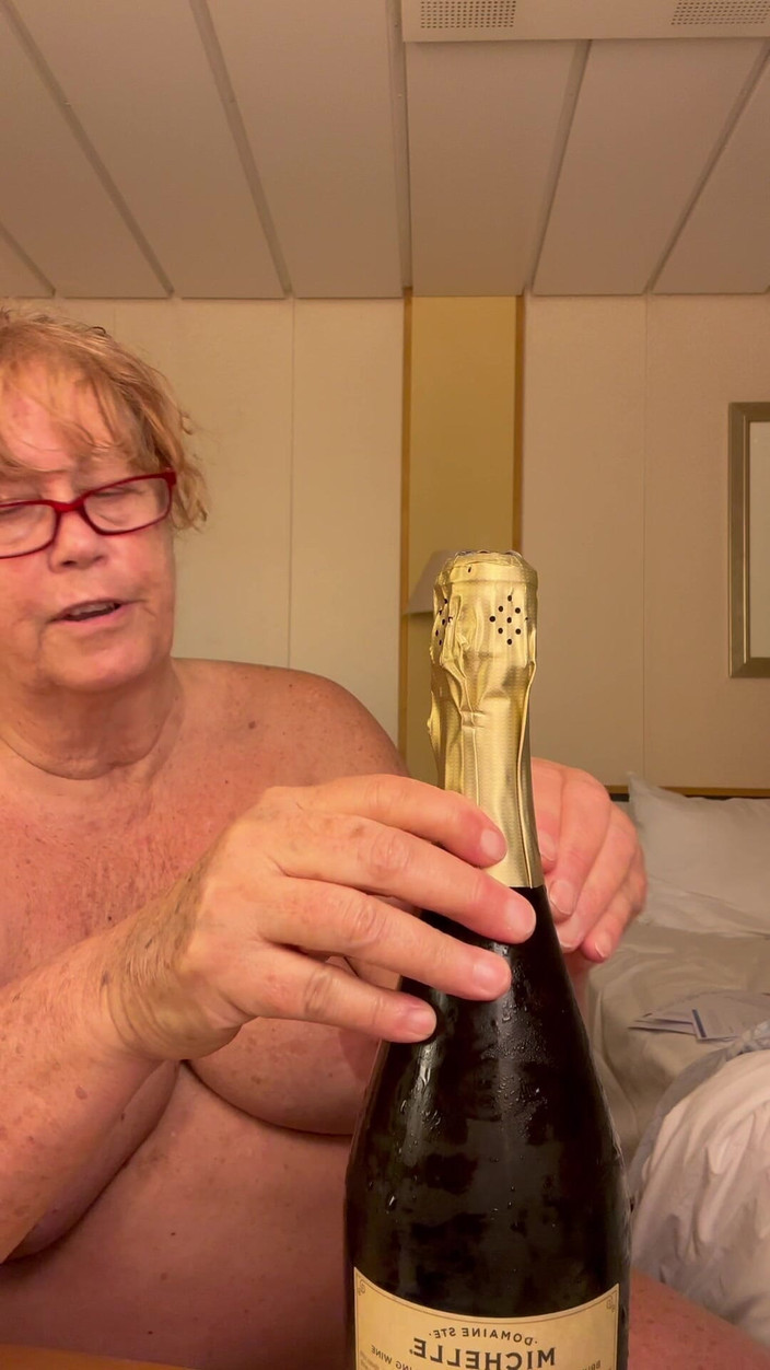 Big Ass 4 U: मेरा स्नान सूट उतारने के लिए चीयर्स