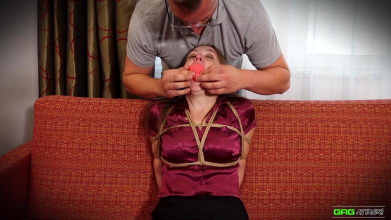 Gag Attack: Rachel Adams - sekretářka popadla