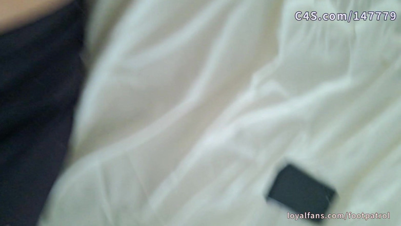 Foot Patrol: Maseuza are parte de o roșcată mare și frumoasă - picioare, burtă și țâțe...