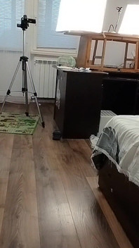 Sexy manželka cvičí doma nahá.