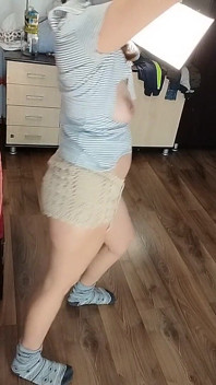 Bruna Sexy Che Fa Le Faccende Nude in Giro per La Casa.