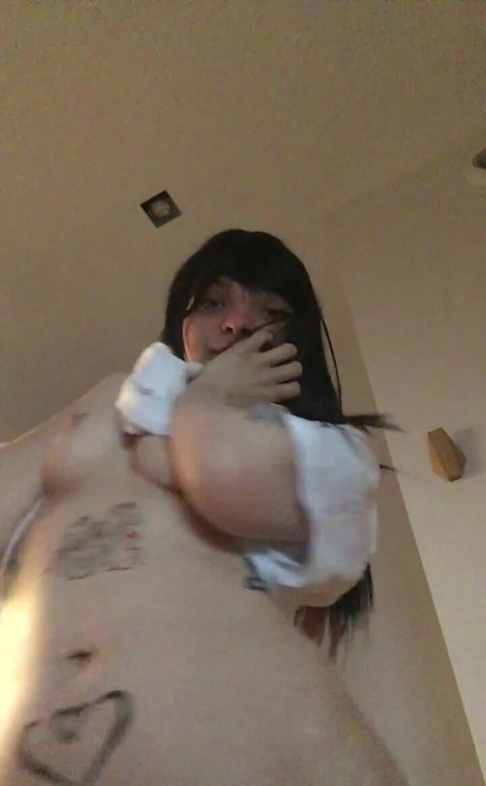 Soft Vulgar: Aku terbawa suasana saat mencoba wig baruku, akan ada lebih...