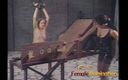 Erotic Lezdom: Une soumise suspendue punie avec un jeu de cire