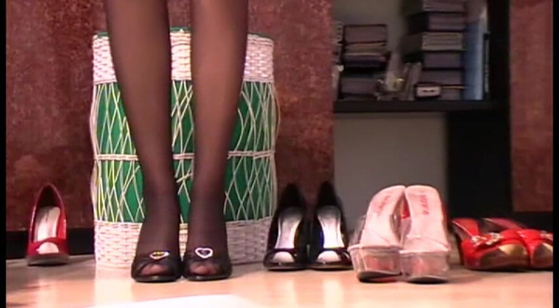 Foot Girls: Her slave loves high heels