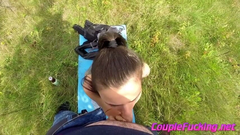 Couple Fucking: Chica sexy follando al aire libre toma una mamada y...