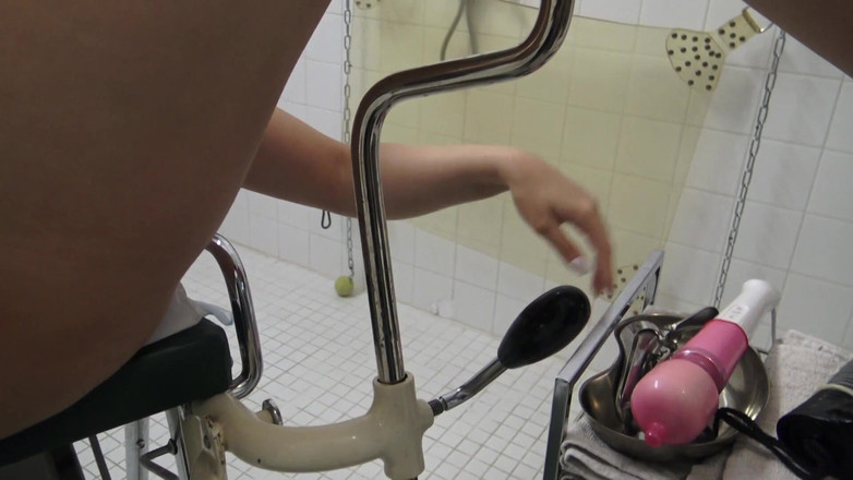 Solo Austria: Blonďatá Sexpot stříká fontány tekutin na gynekologickém křesle!