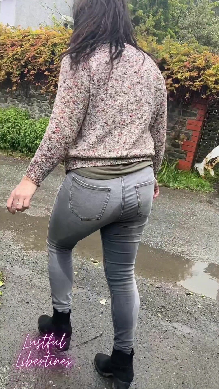 Lustful Libertines: Jeans Wetting Saat Aku Mengisi Ulang Mobilku di Stasiun - Dari...