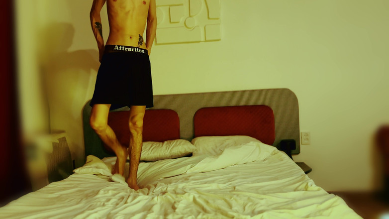 HotDogs studio: Zůstal jsem v hotelu a rozhodl se masturbovat, dokud se...