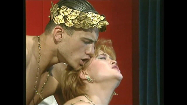 MMV films - The Original: लाल चोदने लायक मम्मी दो बड़े सख्त लंड के साथ जोरदार सेक्स का अभ्यास करती है