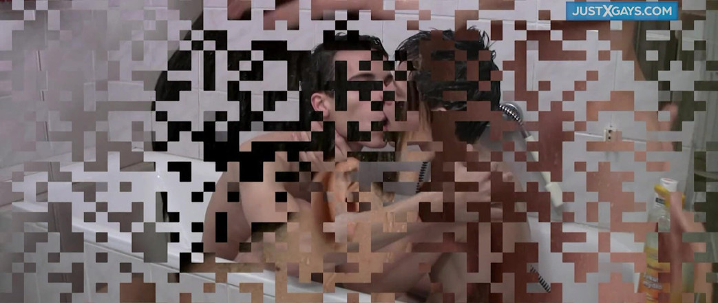 Just x gays: 浴室で熱いフェラチオ