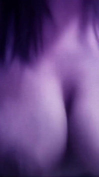 Alexis hledá pozornost a vezme ji do své kundičky.
