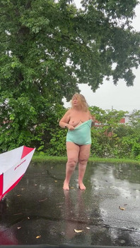 Moment coquin tôt samedi sous la pluie