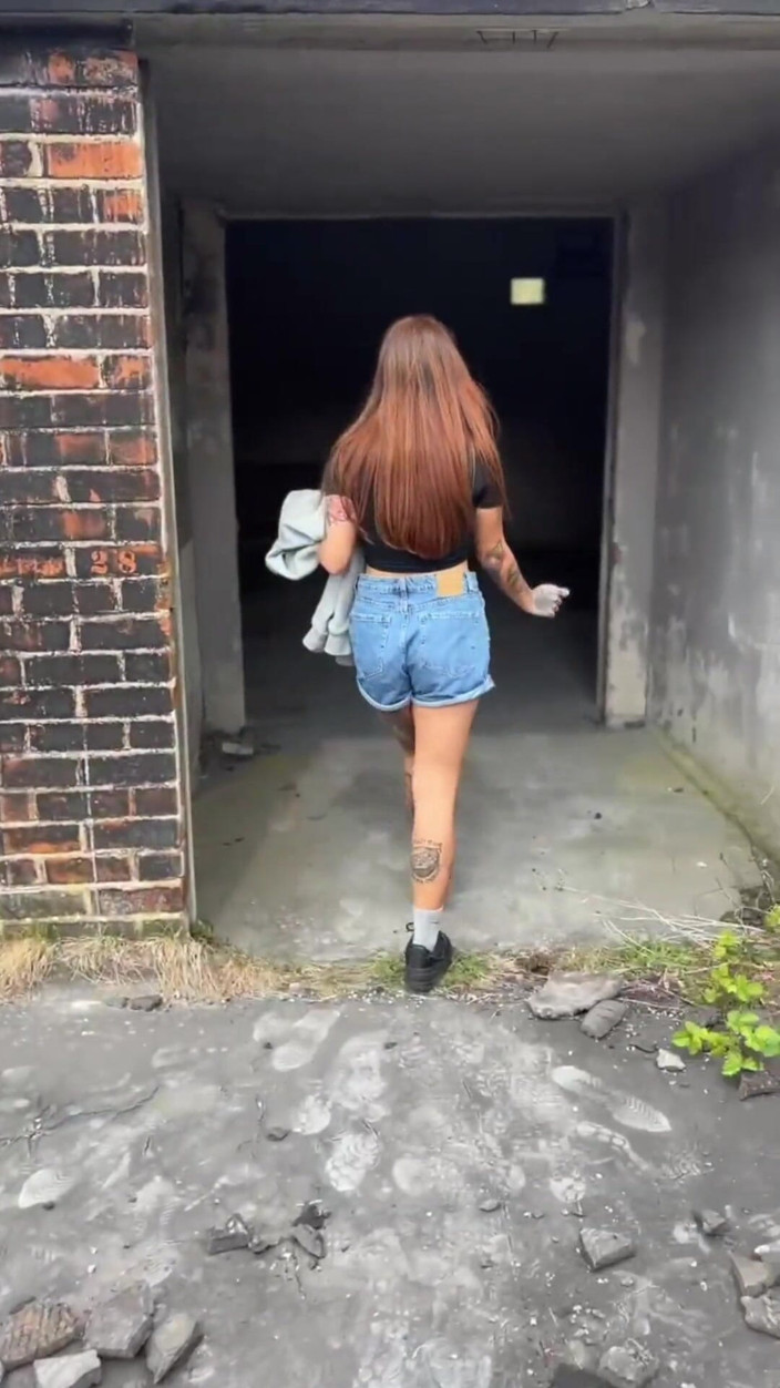 Yourfavecumslut: Masturbazione e pipì subdola mentre esplorare l'area urbana!