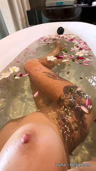 Banho De Flores Nua MILF Se Masturba Entre Flores
