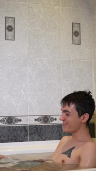Twink chicos teniendo baño juntos y chupando pollas