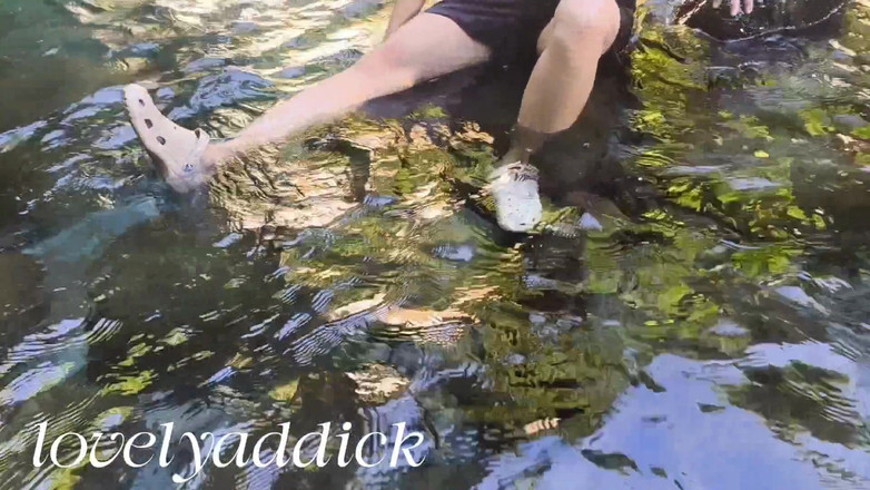 Lovelyaddik: 川の冷たい水を浴びて