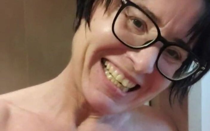 JulieEroticDress: Julie Squirt с анальной цепью и зажимами для сосков