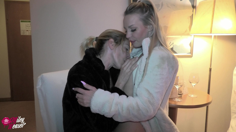 Miley Weasel: 2 si jalang blonde nakal dalam but dan kot bulu!