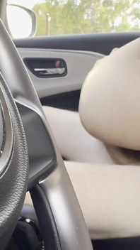 Sesso romantico in auto con ragazzina asiatica e grande sborrata dentro