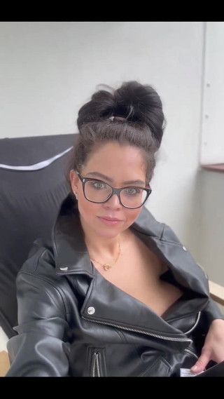 Shione Cooper: Rauchen ohne bh auf dem balkon