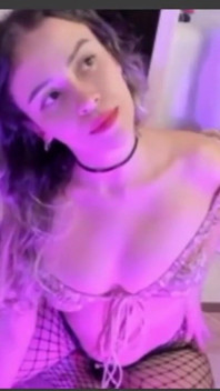 Si blonde Latian yang seksi dan menggoda mahukan awak datang untuk p2nya