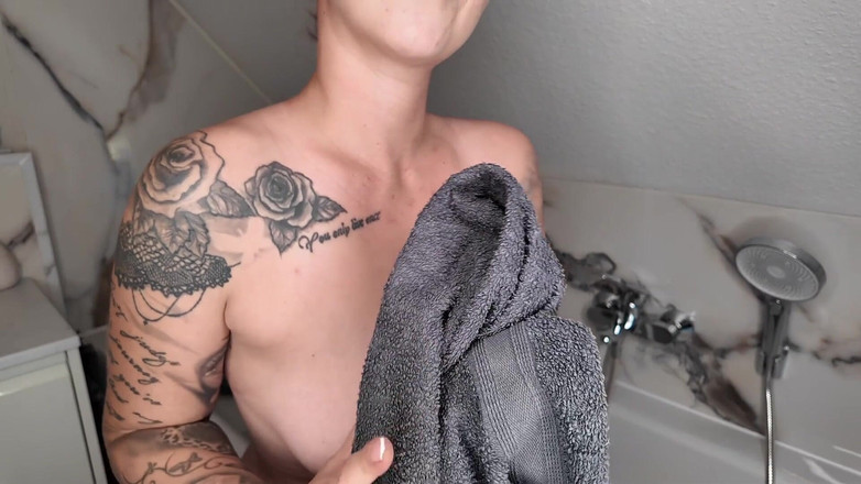 Nina Devil: Ve vaně k orgasmu!!