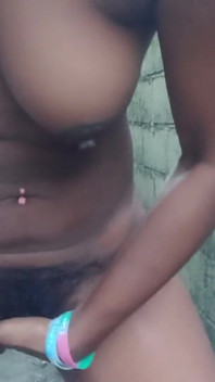 Sgrillettamento nudo diteggiando la mia figa pelosa all'aperto gemendo orgasmi squirting