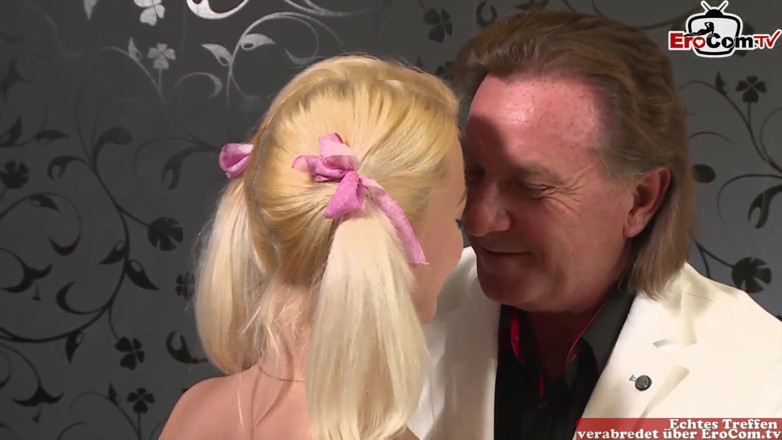 EroCom: Blond nastolatka z ładnymi cyckami uwielbia ruchać się w porno