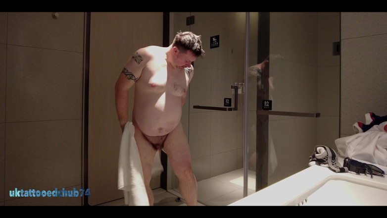 uktattooedchub74: Rugby chico strip y ducha