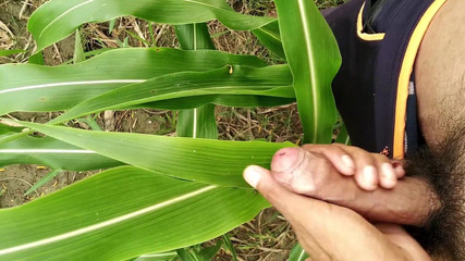 Desimast7: Velký penis stříkání na poli, mléčný výstřik