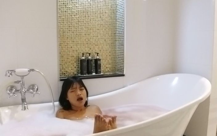 Abby Thai: L&amp;#039;ora del bagno arrapato in una stanza di lusso