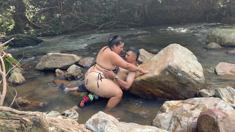Lexly_16: Sexo De Riesgo En El Rio Increible Follada
