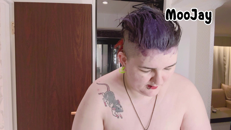 Moo Jay: Je m’agonise les cheveux et j’yappin' avec mes seins dans...