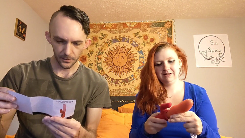 Sin Spice by Sophia Sinclair and Jasper Spice: Moiame Jazyk a Prstový Vibrátor Rozbalení a Masturbace