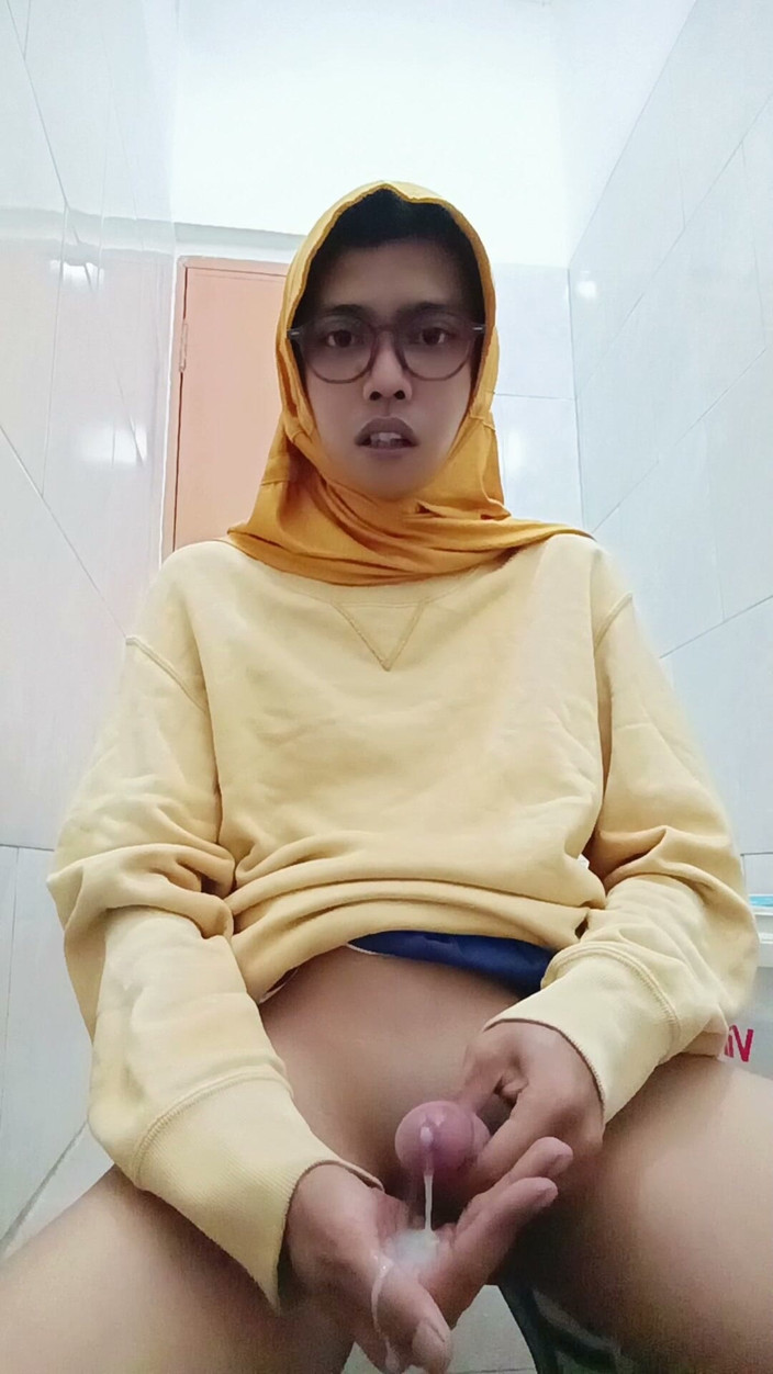MaureenNadh: Hijab asiatico effeminato si masturba in pubblico nel bagno dell'ufficio