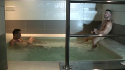 Gaybareback: Ricky blue dientot tanpa kondom sama juan di jacuzzi
