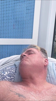 Fusto patrigno orso nudo prende il sole in veranda 6
