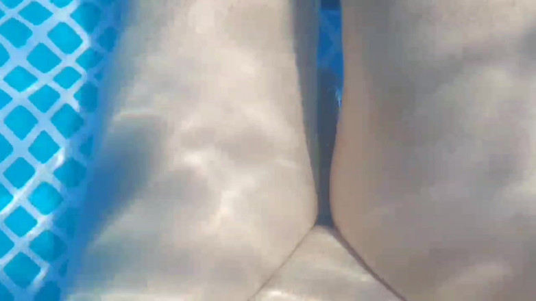 Kitty_Cross: Suave feminina Femboy esticando as pernas em roupa de ioga