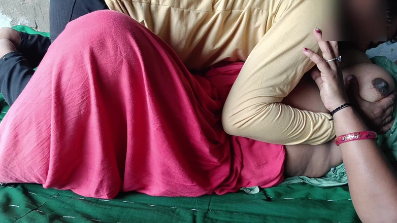 Yourgeeta8899: Genç desi köylü kız sikilirken orgazm oldu, bacakları kaldırılmış güçlü...