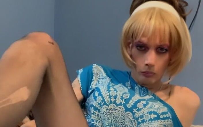 Lisa Luvly: Une blonde sexy aux cheveux courts