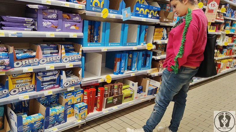 All You Can Fetish: Gekke Rebeca Addams in spijkerbroek buttcrack bij de supermarkt