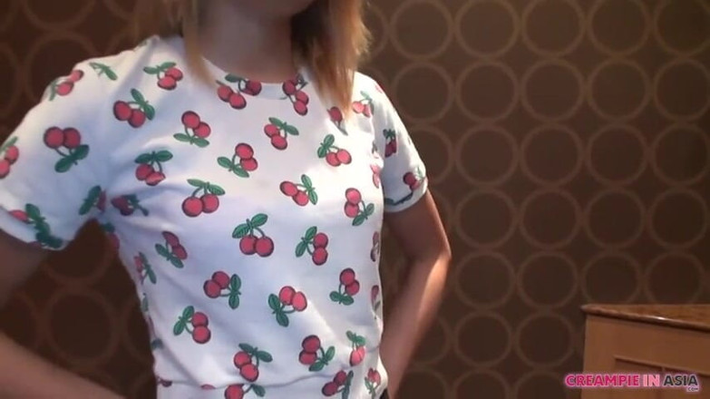 Creampie In Asia: Она шлюшка! Трахается каждый день с различным мужиком, бреет волосами на лобке, писсинг, мастурбирует и трахает и получает кримпай