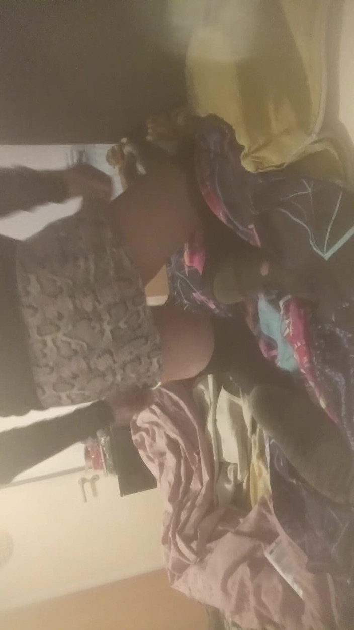 JujuTV: Sclava transsexuală trebuie să o facă singur și să-i ofere cur