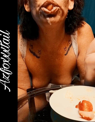 AzFoxxxTailPhelicia: Strawberries whip cream 2
