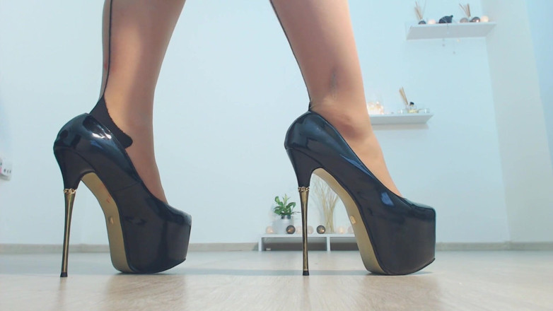 LegsOnHeels: Provocación sexy en traje de PVC y mis piernas en...