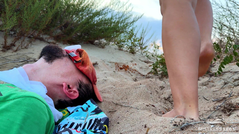 Mistress Legs: Puan kencing terus ke dalam mulut hamba di Pantai liar