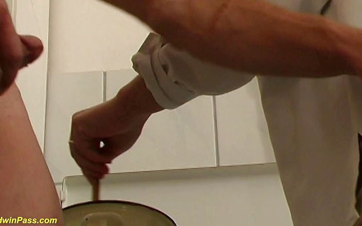 Goldwin pass: Extrémní chlupatá chlupatá milfka dostane drsný anál ve své kuchyni
