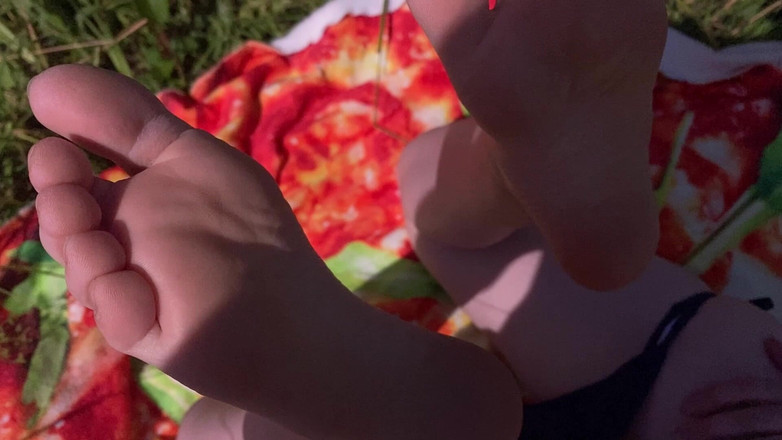 AmyHi: A Teen Girl Allowed an Exhibitionist to Cum on Her