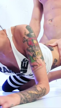 Gagica porno minionă sexy tatuată Havana Sin este o curvă pentru pula mare albă în pizda ei rasă