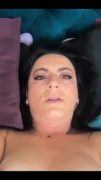 Sexy kráska začíná svůj den masturbací k horkému orgasmu, přijala byste mě jako svou přítelkyni?